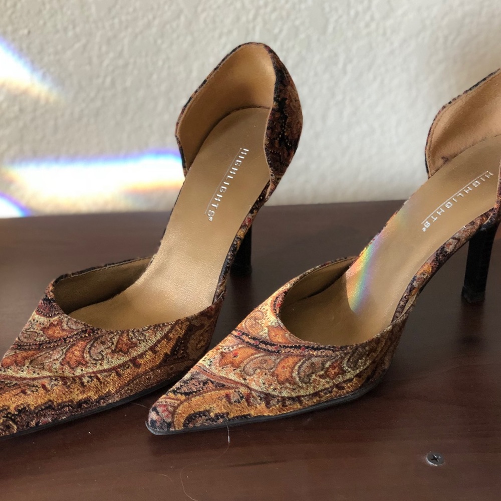👀Vintage Cloth Tan and Brown heels (e)